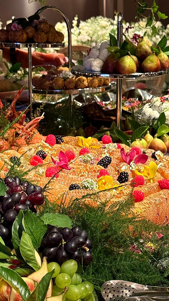 Mesa de frios com favos de mel e frutas