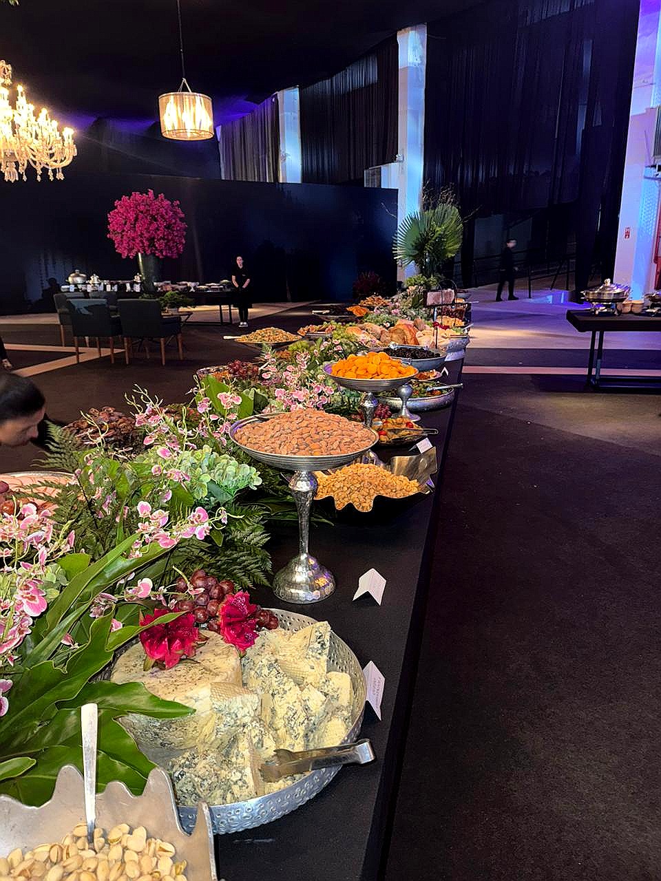 Mesa de buffet em evento corporativo