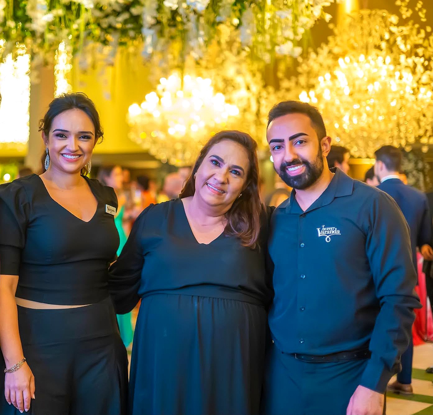 Lourdes, fundadora do Buffet Varanda, ao lado dos filhos